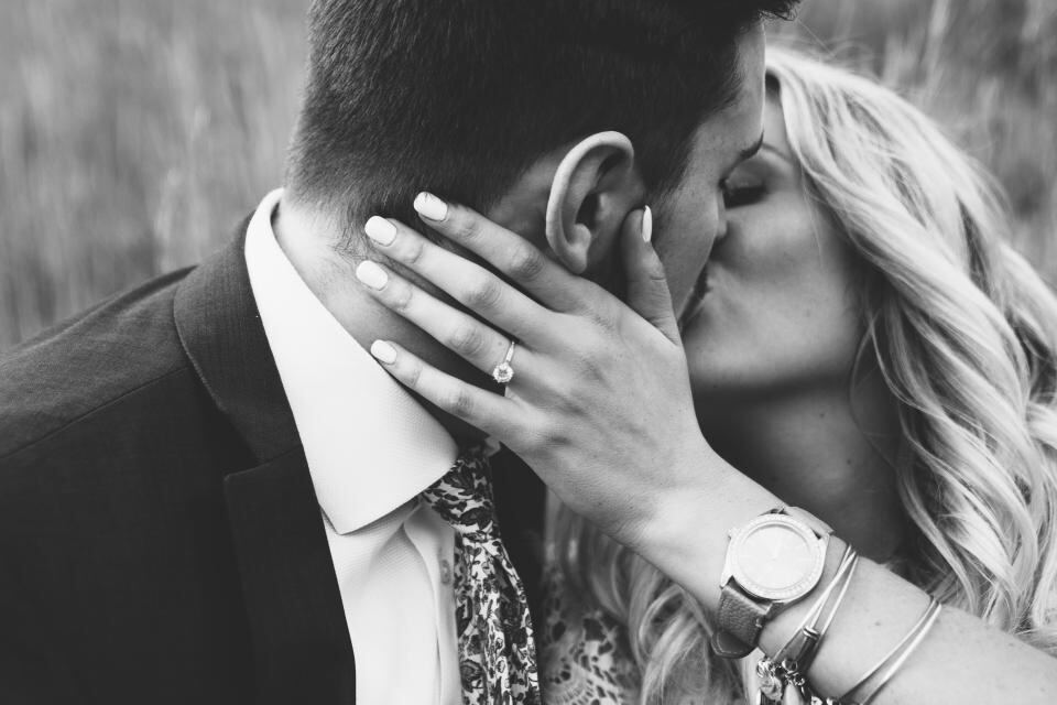 Retrato en blanco y negro de un beso de novios